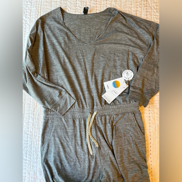 Vuori Lux Long sleeve Jumpsuit NWT - Picture 4 of 4